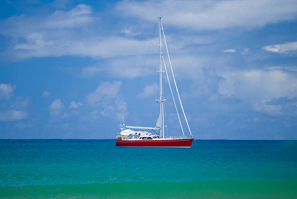 rouge voilier dans l'océan - travel destinations polarizer outdoors luxury photos et images de collection