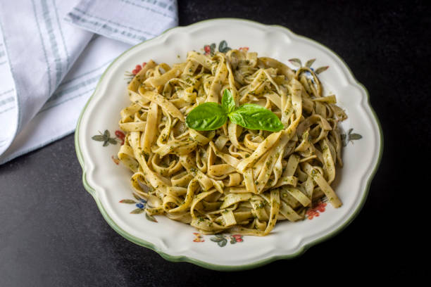 tagliatelle pasta with cream and mushrooms, fettuccine pasta. - 18797 imagens e fotografias de stock