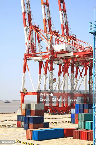 Port Grúas Y Recipiente Comercial Foto de stock y más banco de imágenes de Abierto - Abierto, Acero, Agarrar