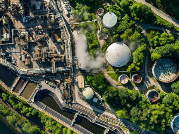 foto aérea de archivo de la refinería de petróleo burnaby bc, canadá - industria petrolera fotografías e imágenes de stock