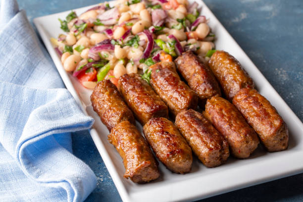 turco tekirdag o inegol kofte con ensalada piyaz - 18809 fotografías e imágenes de stock