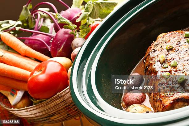 Mirando Cena Deliciosa Foto de stock y más banco de imágenes de Olla de cocción lenta - Olla de cocción lenta, Asado de carne al horno, Alimento