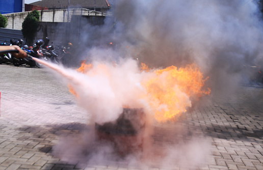 fire fighting training using a light fire extinguisher