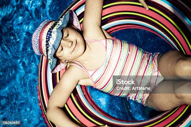 Kleines Mädchen Im Pool Stockfoto und mehr Bilder von Freibad - Freibad, Kind, Schwimmnudel