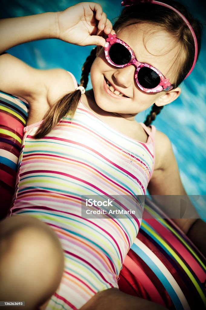 Bambina in piscina - Foto stock royalty-free di Abbronzarsi