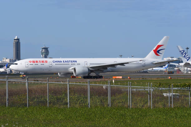 samolot pasażerski china eastern airlines boeing b777-300er (b-2022). - china eastern airlines zdjęcia i obrazy z banku zdjęć