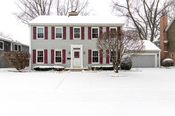 istock Saltbox Colonial House in Snowstorm 1362639087