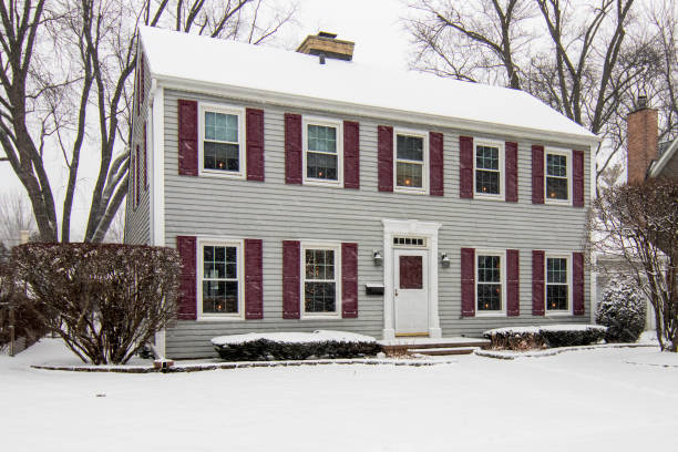 istock Saltbox Colonial House in Snowstorm 1362639088