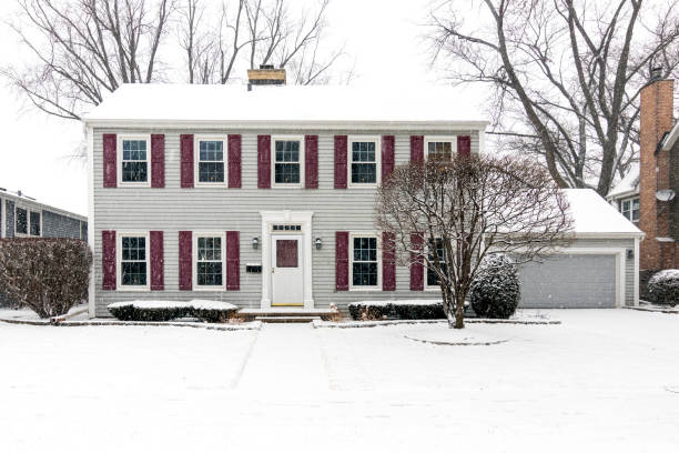 istock Saltbox Colonial House in Snowstorm 1362639089