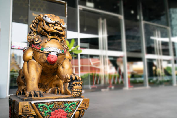 chinesische goldene gott löwe statue ist die asien zen struktur ornament kaiser vor der tür, um das schlechte zu schützen kommen. - chinese temple dog stock-fotos und bilder