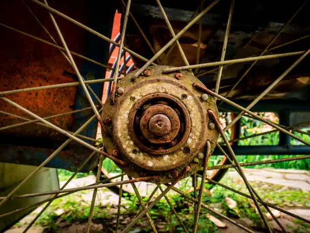 Photo of the axle of a bicycle wheel that is rusty due to not being used for a long time