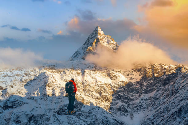 excursionista turístico masculino en kailash himalaya en kaza himachal pradesh, india - kaza fotografías e imágenes de stock