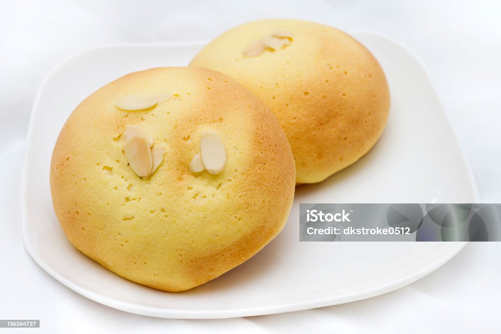 Redondo pan con salsa de almendras - Foto de stock de Al horno libre de derechos