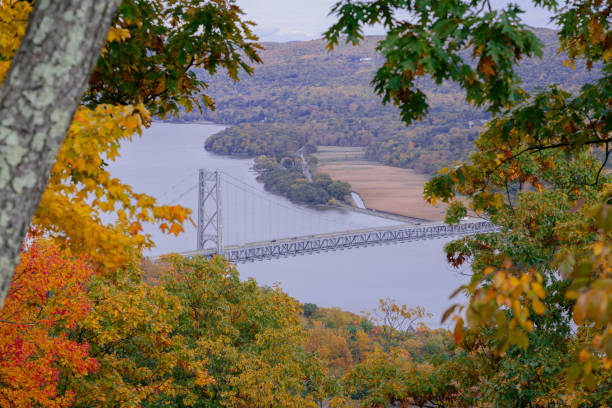 hermosa vista de otoño en el parque estatal bear mountain - bear mountain bridge fotografías e imágenes de stock