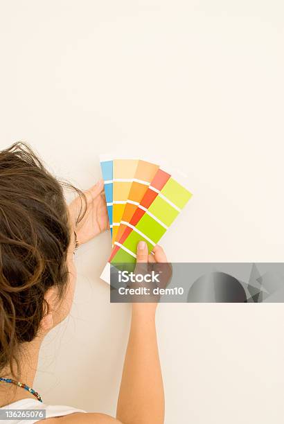 Gospodarstwa Kolorowe Karty Shade - zdjęcia stockowe i więcej obrazów Obraz w kolorze - Obraz w kolorze, Wybierać, Dom - Budowla mieszkaniowa