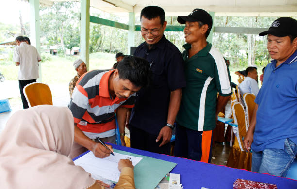 tapin regency, indonesia, 14 de mayo de 2018 : cola para el registro de firmas de registro de la reunión de discusión antes de entrar en la sala - trabajador emigrante fotografías e imágenes de stock