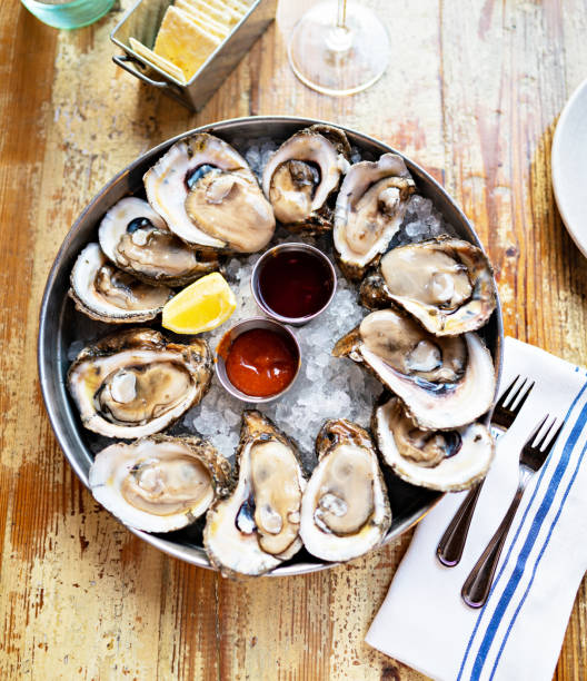 bandeja de ostras crudas lista para comer - ostiones fotografías e imágenes de stock