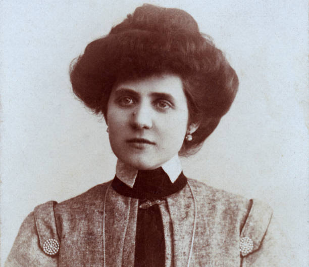 молодая женщина в 1919 году. - 1910s style стоковые фото и изображения