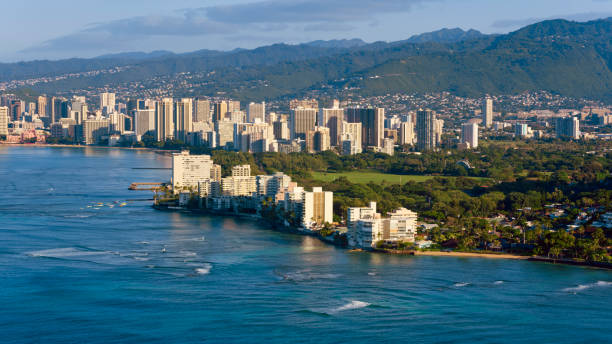 山のあるモダンな街並みの眺め - honolulu community residential district city ストックフォトと画像