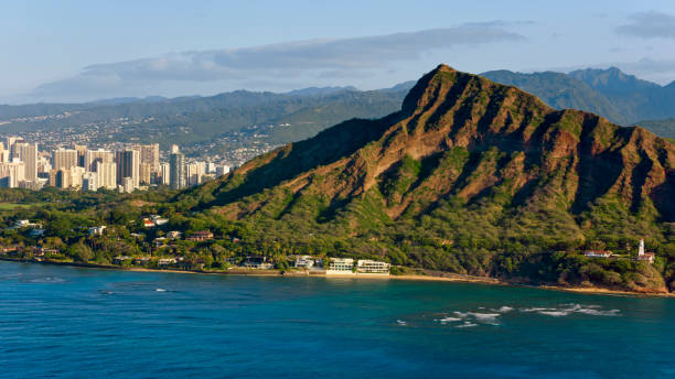 ワイキキビーチとダイヤモンドヘッドの眺め - honolulu community residential district city ストックフォトと画像