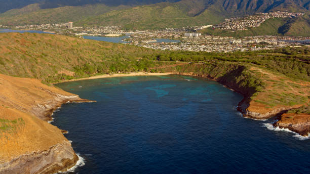 vista da cratera da baía de hanauma e bairro - hanauma bay hawaii islands oahu bay - fotografias e filmes do acervo