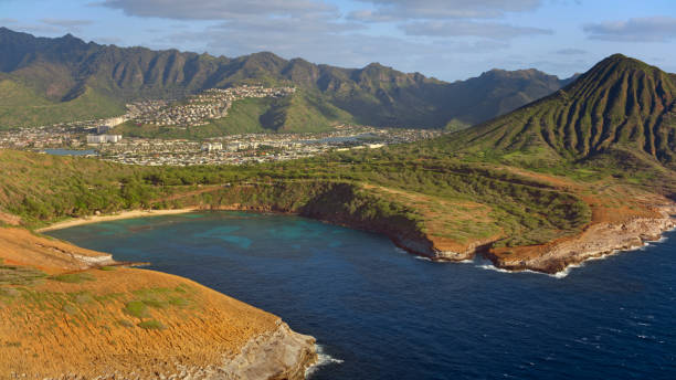 vista del cráter koko y el cráter de la bahía de hanauma - hanauma bay hawaii islands oahu bay fotografías e imágenes de stock