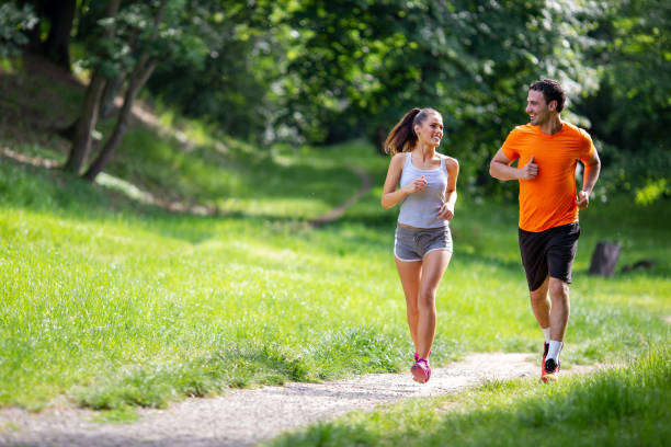 우리 실내를 함께 달리는 행복한 사람들의 초상화. 커플 스포츠 건강 라이프 실 개념 - running jogging exercising outdoors 뉴스 사진 이미지