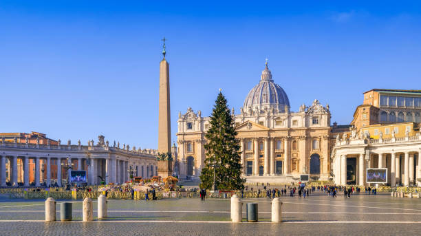 la majestueuse place de la basilique saint-pierre au cœur de rome ornée d’un grand sapin de noël - st peters basilica photos et images de collection