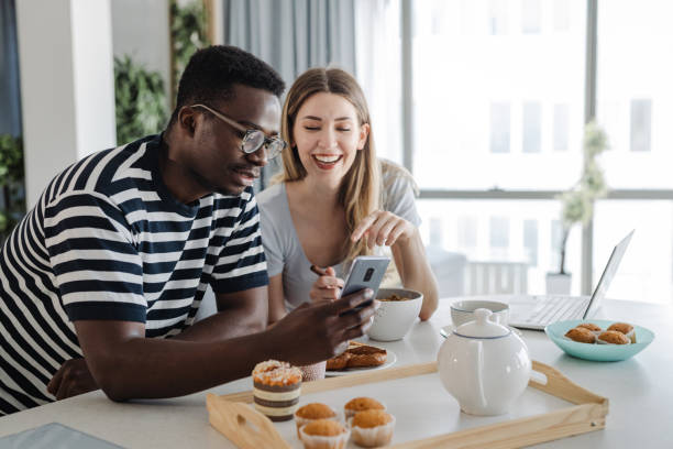 giovane uomo e donna che fanno colazione al mattino - muffin freedom breakfast photography foto e immagini stock