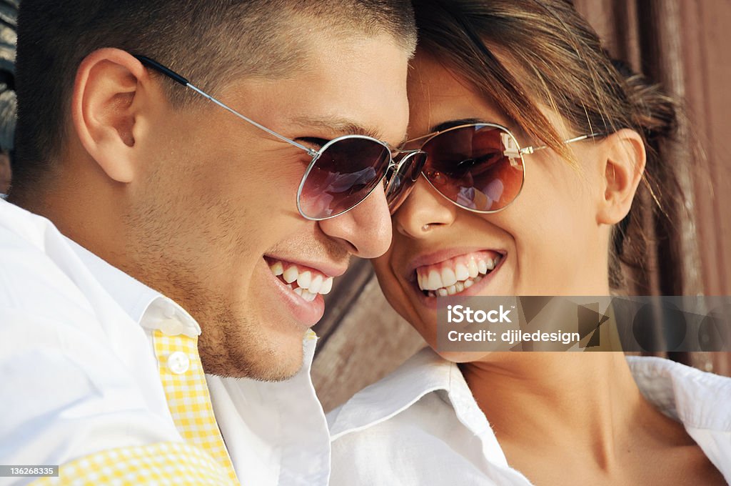 Zbliżenie Portret młodego szczęśliwa Para z Szczerzyć zęby - Zbiór zdjęć royalty-free (Okulary przeciwsłoneczne)