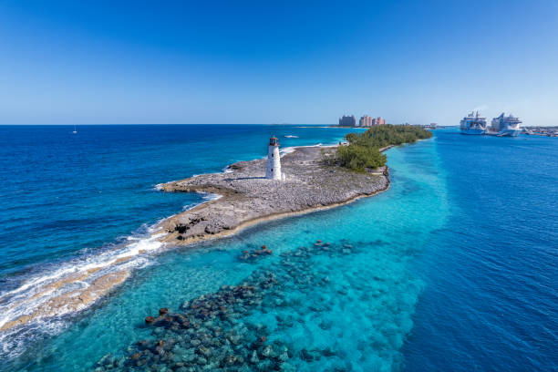 la antena de drones del faro del puerto de nassau en paradise island, nassau, bahamas - cruise ship cruise beach tropical climate fotografías e imágenes de stock