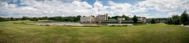 リーズ城パノラマ - kent leeds castle castle moat ストックフォトと画像