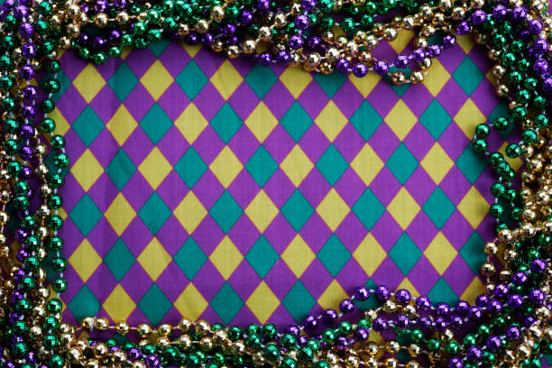 cornice in mardi gras di tre colori di perline su tessuto con motivi a fondo diamanti. - mardi gras mask bead fleur de lys foto e immagini stock