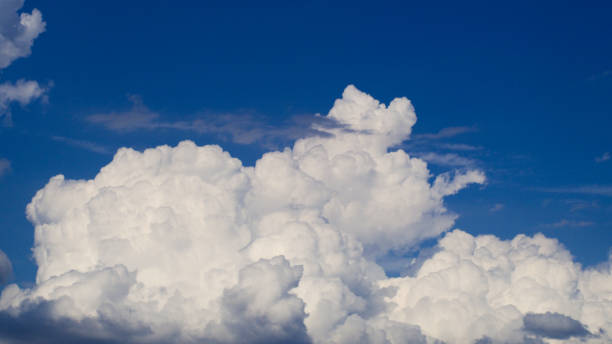 Cumulus en développement The weather is slightly unstable, as evidenced by the pronounced development of some cumulus clouds Cirrocumulus stock pictures, royalty-free photos & images