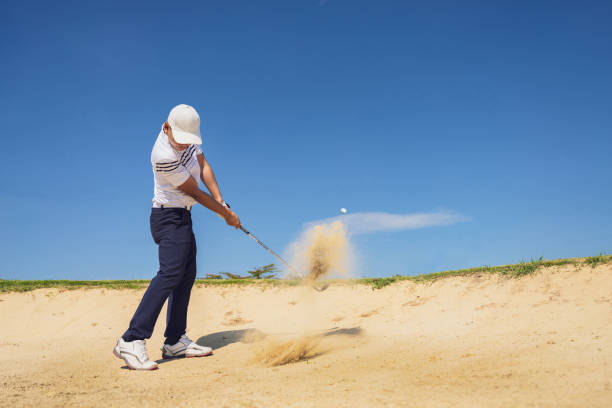młody azjata grający w golfa na zboczu wzgórza, grający w golfa z piasku - teeing off zdjęcia i obrazy z banku zdjęć
