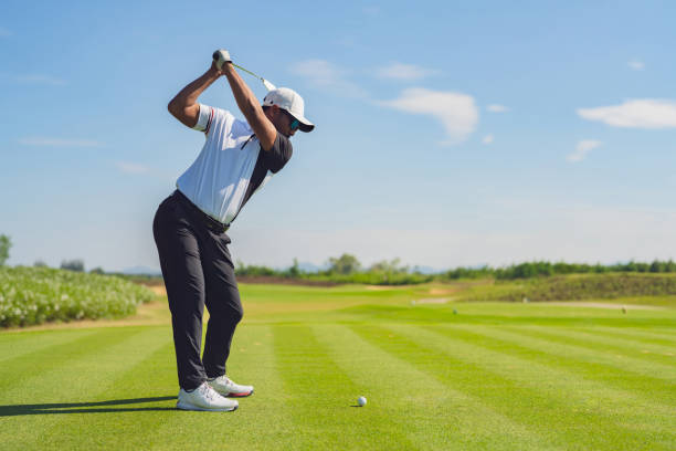 asiatischer mann beim golfen auf dem platz im sommer - golf golf club golf swing tee stock-fotos und bilder