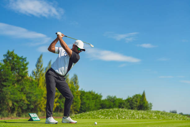 hombre asiático jugando al golf en el campo en verano - golf club golf golf course equipment fotografías e imágenes de stock