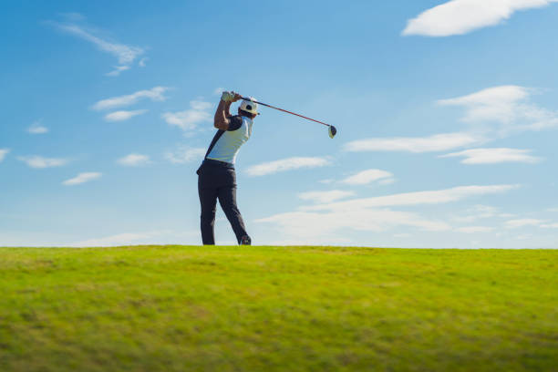 azjata grający w golfa na polu golfowym latem - teeing off zdjęcia i obrazy z banku zdjęć