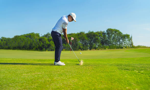 azjata grający w golfa na polu golfowym latem - teeing off zdjęcia i obrazy z banku zdjęć