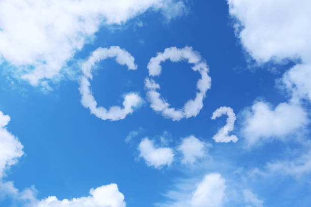 cielo blu con la parola co2 . concetto di riscaldamento globale. disastri naturali e cataclismi - anidride carbonica foto e immagini stock