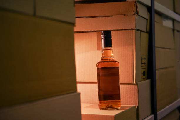alcool en stock avec des boîtes à livrer aux clients et aux magasins - giving file document stack photos et images de collection