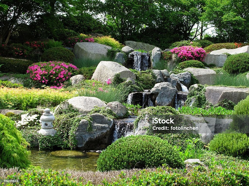 Wunderschöne stonegarden mit Wasserfällen - Lizenzfrei Steingarten - Ziergarten Stock-Foto
