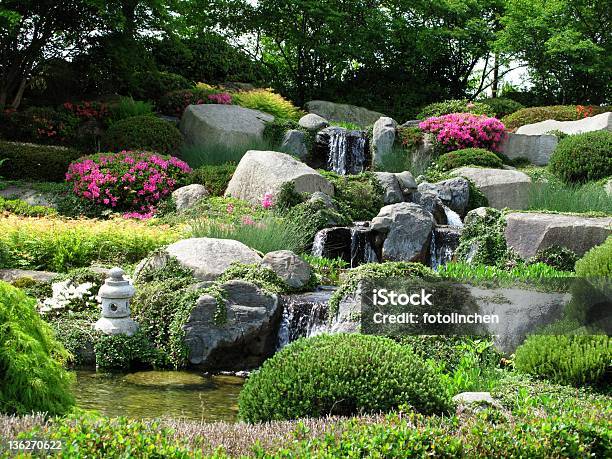 Wunderschöne Stonegarden Mit Wasserfällen Stockfoto und mehr Bilder von Steingarten - Ziergarten - Steingarten - Ziergarten, Wasserfall, Japanische Kultur