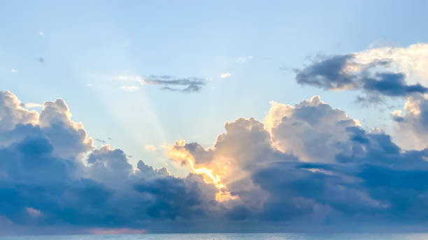 el cielo de la mañana donde el sol sale del horizonte - cloudscape fotografías e imágenes de stock
