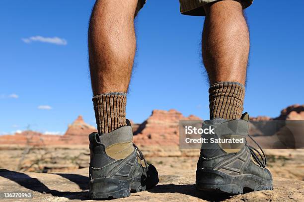 Wanderer Beine Und Stiefel Mit Blick Auf Das Desert Canyon Stockfoto und mehr Bilder von Am Rand