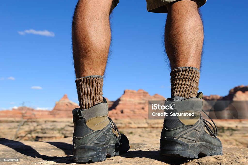 De pernas e sapatos de botas de deserto de supervisionar - Royalty-free Adulto Foto de stock