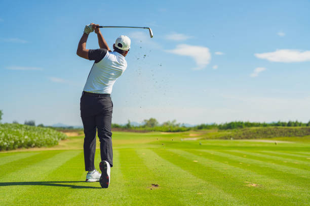 asiatischer mann beim golfen auf dem platz im sommer - golfschwung stock-fotos und bilder