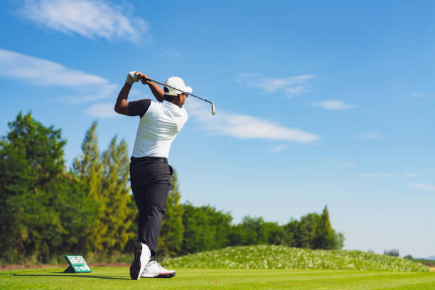 asiatischer mann beim golfen auf dem platz im sommer - golf golf club golf swing tee stock-fotos und bilder