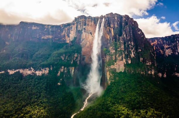 vue aérienne panoramique de la plus haute cascade du monde d’angel fall - venezuela photos et images de collection