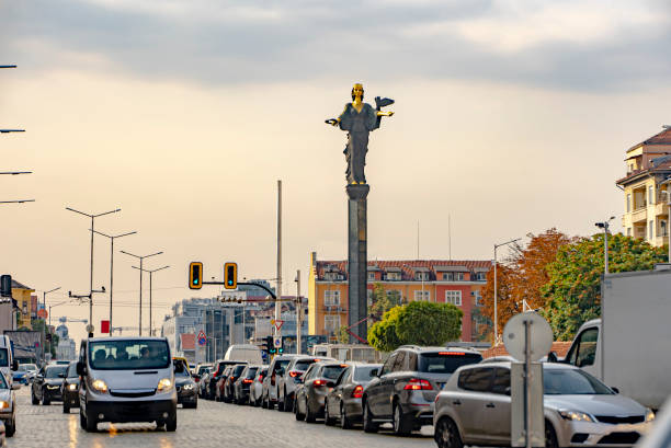 sofia, bulgarie, quartier du centre-ville, statue de sofia et rue animée de la ville avec des voitures - (bulgare : статуята на софия, българия), statue dans le centre-ville de sofia, bulgarie - sofia photos et images de collection